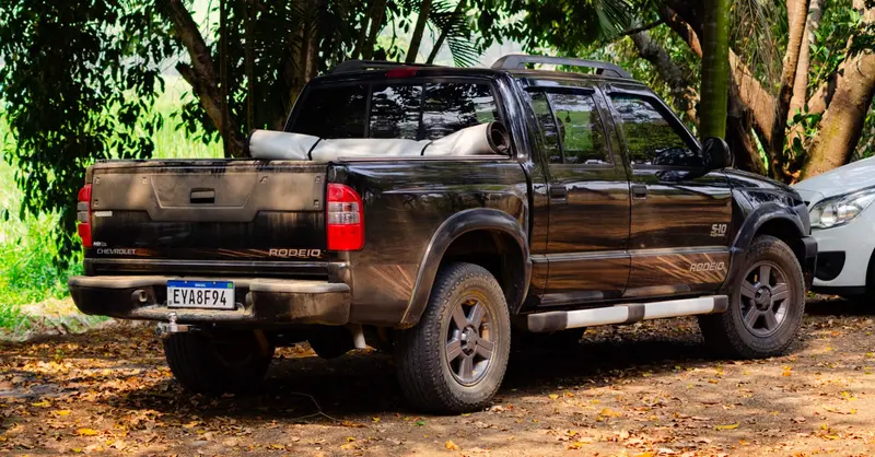 Chevrolet Rodeio pickup truck parked in a lush outdoor setting in Porto Feliz, SP, Brazil.