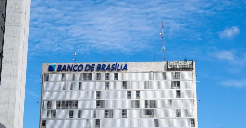 Front view of Banco de Brasília building with a clear blue sky and modern architecture.