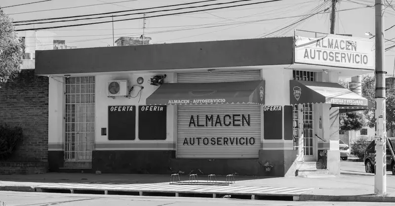 Black and white photo of a closed almacén and autoservicio in Córdoba, Argentina.