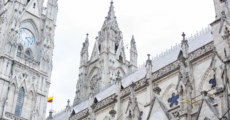 Capture of the Basilica del Voto Nacional, showcasing its neo-gothic architecture and iconic towers.