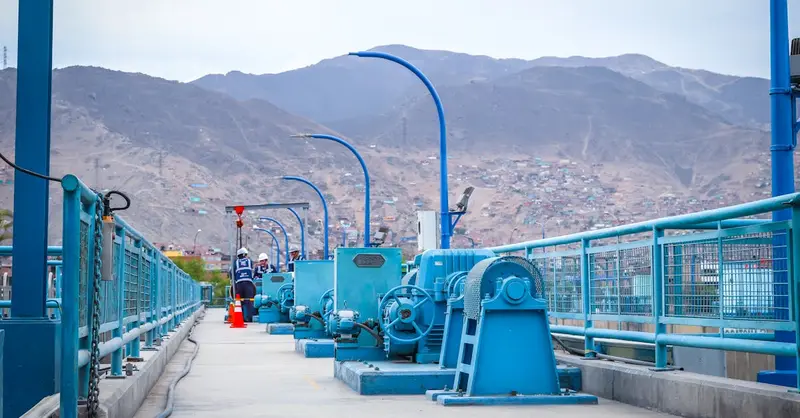 View of an industrial walkway with machinery in El Agustino, Lima, Peru.