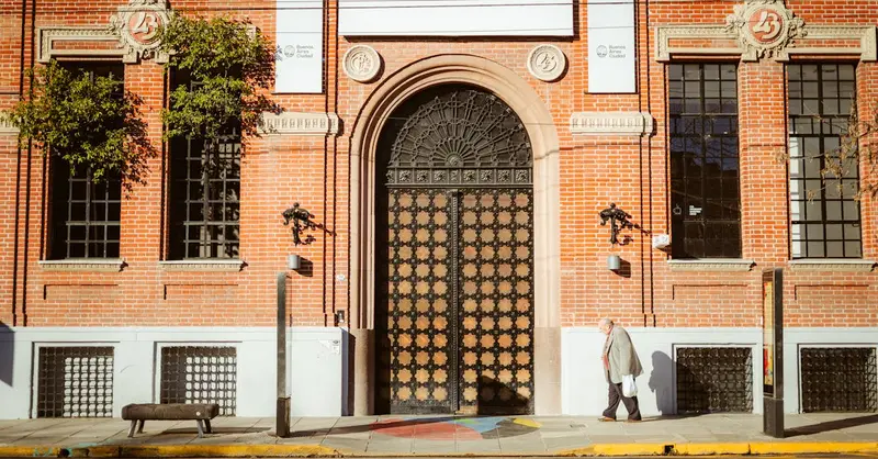 Street view of Museo Moderno in Buenos Aires with a lone pedestrian.