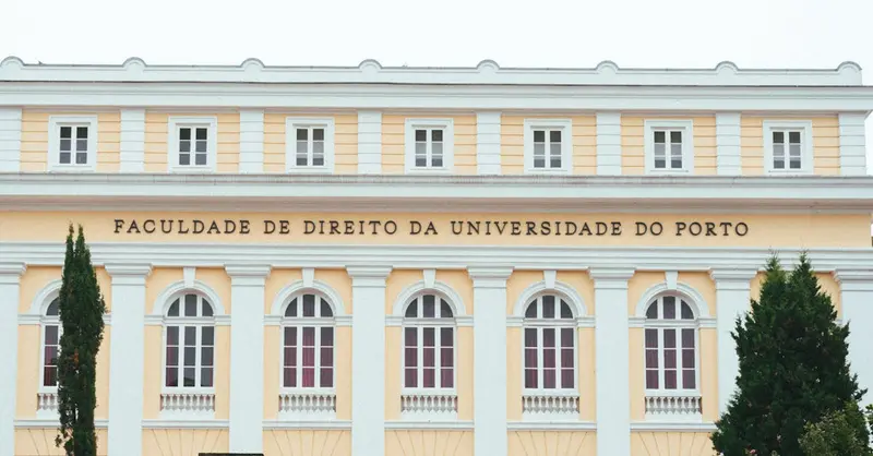 Facade of the Faculty of Law at the University of Porto, showcasing classic architecture.